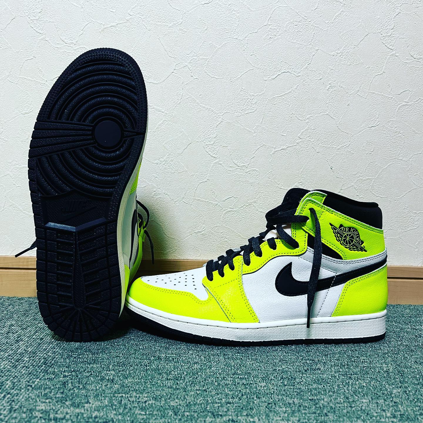 Nike Air Jordan 1 High OG "Volt/Visionaire"（頭痛首痛専門　春日部整体スミトの整体院）